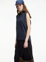 Musculosa básica de cuello redondo, confeccionada en una mezcla de algodón y lino, con diseño de corte recto y holgado.