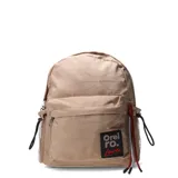 Mochila urbana marca Las Oreiro, color beige, con diseño acolchado y estampado sutil. Cuenta con un compartimento principal con cierre, un bolsillo frontal con cierre, bolsillos laterales de red y un parche decorativo con la inscripción 'Oreiro Love'.