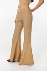 Pantalón oxford color negro, confeccionado en lino italiano, de talle medio con diseño ajustado en la parte superior y silueta acampanada en la parte inferior.