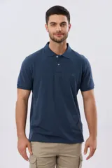 Remera polo lisa de piqué en color bordó, con cuello camisero, cierre frontal con botones y mangas cortas.
