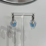 Aros colgantes con forma de caracol azul y blanco, con perla de río natural.