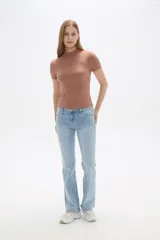 Remera de punto canalé color gris oscuro, con cuello alto y mangas cortas, de corte ajustado al cuerpo.