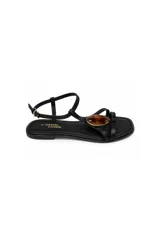 Sandalias planas Daniel Cassin modelo Ambar, color negro con tiras finas y una piedra decorativa ovalada en tono carey en el empeine. Cuenta con cierre de hebilla en el tobillo.