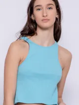 Top básico de punto acanalado color verde menta, sin mangas y con cuello redondo.