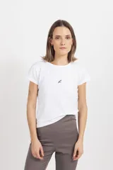 Remera básica de algodón con spandex, de calce cómodo y levemente elastizado. Presenta cuello redondo, mangas cortas y un pequeño bordado minimalista en el centro del pecho.