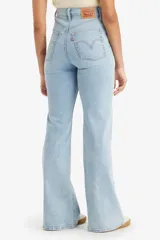 Jeans Levi's modelo Ribcage Bells de tiro alto y corte acampanado, en color celeste claro con lavado clásico de denim.