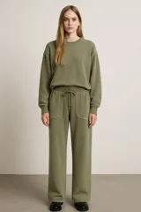 Buzo verde militar de felpa suave, con cuello redondo, mangas largas y corte relajado.