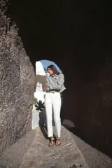 Pantalón de tiro medio con corte tobillero, bolsillos delanteros y falsos bolsillos de vivo en la parte trasera. Presenta cintura elástica en la espalda, cierre frontal con cremallera, botón interior y gancho, y aberturas laterales en el bajo.