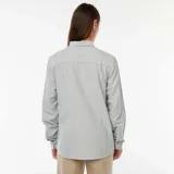 Camisa de corte clásico confeccionada en tejido Oxford, con diseño de rayas verticales en tonos verde y blanco. Presenta cuello abotonado, cierre frontal con botones y mangas largas con puños abotonados.