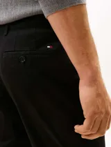 Pantalón de corte clásico confeccionado en sarga de algodón con un toque de elastano. Presenta un diseño de cuatro bolsillos, cierre de cremallera con botón y logo de la marca bordado en el bolsillo trasero.