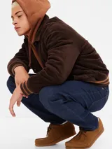 Jean de corte slim, color azul oscuro con acabado resinado, confeccionado en denim de algodón con un toque de elasticidad.