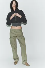 Mocasín plano de mujer en gamuza color beige, estilo driving moc, con detalle de fruncidos y costuras decorativas en la puntera y tira de antifaz.