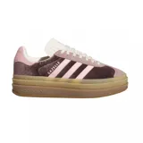 Championes adidas Gazelle Bold con diseño de plataforma triple, confeccionados en gamuza color marrón oscuro con detalles en rosa claro. Presentan las icónicas tres tiras laterales y suela de goma con relieve.