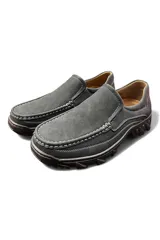 Mocasín de hombre estilo casual, color gris, confeccionado en material sintético con costuras blancas visibles y suela robusta de goma.