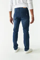 Pantalón de jean negro de corte recto, tiro medio, con roturas y logo bordado.