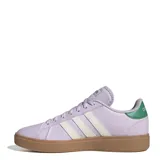 Championes Adidas Grand Court Base 2.0, color lila con las tres tiras laterales en blanco y detalles en verde. Suela color caramelo. Inspirados en el estilo atemporal de los años 70.