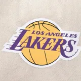 Pantalón de jogging color crema con puños ajustados, cintura elástica con cordón y logo de Los Angeles Lakers en el bolsillo lateral.
