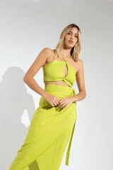 Pollera midi fucsia con corte irregular, abertura lateral y sistema de ajuste envolvente con lazo.