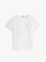 Remera de manga corta color blanco con cuello redondo y corte regular, confeccionada en algodón y elastano. Presenta el logo script de Tommy Hilfiger bordado en azul claro en el pecho.