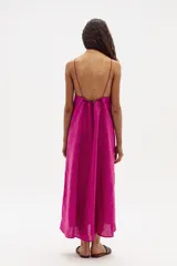 Vestido midi fucsia de lino con tirantes finos.