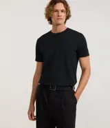 Remera masculina Marfinno de corte slim, color negro, con cuello redondo, manga corta y tejido texturizado.