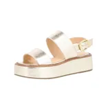 Sandalias doradas con plataforma, tiras anchas sobre el empeine y tobillo con hebilla.