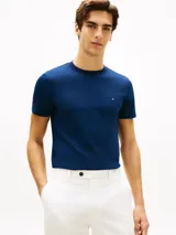 Remera Tommy Hilfiger de corte slim, confeccionada en tejido interlock de algodón elástico de color azul oscuro, con cuello redondo y pequeño logo bordado en el pecho.