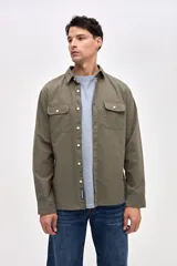Sobrecamisa de algodón color verde militar, con cuello solapa, cierre frontal con botones y dos bolsillos en el pecho con tapa.