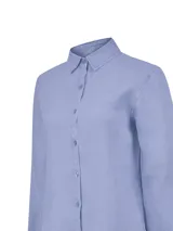 Blusa manga larga de RKF en color celeste, con cuello camisero clásico y cierre frontal de botones a tono.