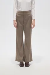 Pantalon de vestir de corte recto y tiro alto, con estampado de cuadros pequeños en tonos marrones y beige.