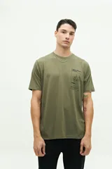 Remera azul marino de manga corta con cuello redondo y estampado frontal de un bodegón enmarcado con texto.