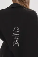 Vestido camisero corto negro, con escote en V, cuello clásico, mangas tres cuartos regulables y detalle de pez bordado a mano en la espalda.