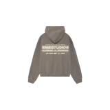 Hoodie oversized de color gris topo, con capucha y bolsillo tipo canguro. Presenta estampado gráfico en el dorso con la inscripción 'EMESTUDIOS' y detalles tipográficos en tonos claros.