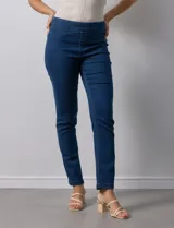 Jegging de denim azul oscuro con cintura elástica, bolsillos delanteros simulados y bolsillos traseros funcionales.