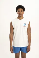 Musculosa blanca con estampado de una palmera y el texto "Pulau" en el pecho.