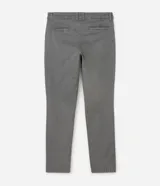 Pantalón slim de sarga lavada color marrón, con cierre de botón y cremallera, trabillas para cinturón y bolsillos laterales y traseros.