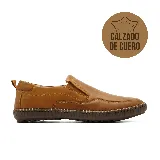 Zapato casual de cuero color tostado, modelo slip-on con costuras visibles y suela de goma marrón.