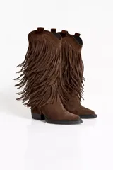 Botas texanas de gamuza color marrón, con diseño de caña alta cubierto de flecos largos y taco cuadrado.