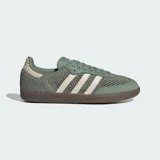 Championes Adidas Samba OG de diseño urbano, con exterior de malla y cuero en tono verde oliva. Presenta las icónicas tres tiras laterales en color crema, talón reforzado y suela de caucho color marrón.