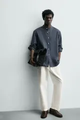 Pantalón de corte relajado confeccionado en una mezcla de algodón y lino. Presenta cintura elástica con cordón ajustable, bolsillos laterales y bolsillos traseros de vivo.