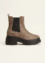 Bota estilo Chelsea de cuero con textura craquelada, cuenta con paneles elásticos laterales y suela de plataforma dentada.