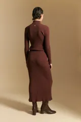 Falda midi de punto con diseño acanalado, corte ajustado y tajo frontal.