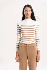 Media polera de hilo de manga larga con diseño de rayas horizontales en color blanco y tostado.