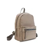 Mochila de nailon color rosado, con bolsillo frontal con cierre y detalles en símil cuero. Cuenta con amplia capacidad interior, asas de mano, correas regulables y un bolsillo trasero vertical.