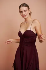 Vestido corto color vino de seda con escote corazón, breteles finos y falda con volados.