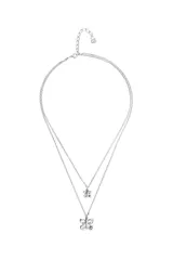 Collar doble de cadena fina bañado en plata de ley, con dos dijes colgantes en forma de mariposa de diferentes tamaños.