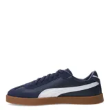 Championes urbanos Puma modelo Club II Era, color negro con detalles en blanco y suela de goma color marrón. Confeccionados en una combinación de cuero y gamuza, presentan el logo de la marca en dorado en el lateral.
