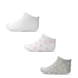Pack de tres pares de medias tobilleras. Incluye un par liso de color blanco, un par blanco con estampado de flores rosadas y un par gris con estampado de margaritas.