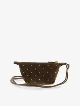 Cartera pequeña tipo monedero de cuero color marrón oscuro, con forma trapezoidal y cierre superior dorado. El cuerpo está decorado con tachas metálicas doradas. Incluye una correa de muñeca y una correa larga para usar como bandolera.