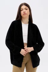 Saco abierto de tejido tipo chenille, color negro, con diseño holgado, manga larga y bolsillos frontales.
